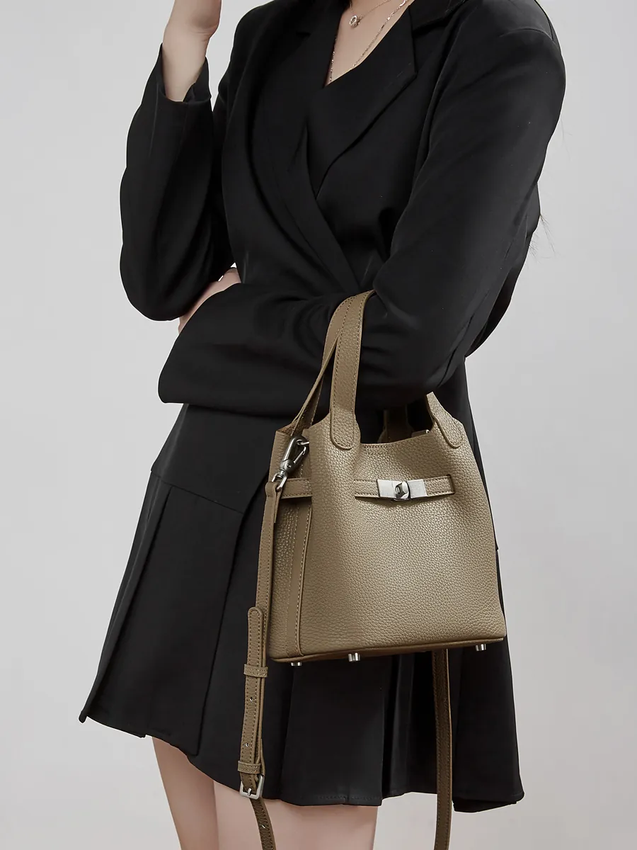 Cartera Olivo de cuero vacuno granulado, color negro