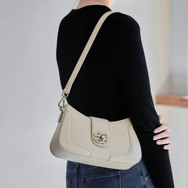 Cartera Medalla de cuero vacuno, color negro