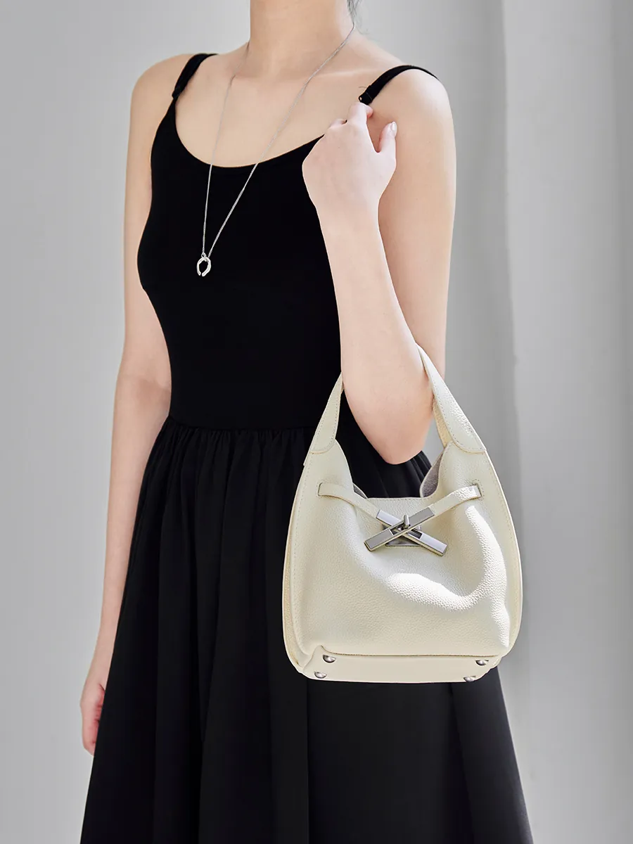 Cartera Junco de cuero vacuno tejido, color negro